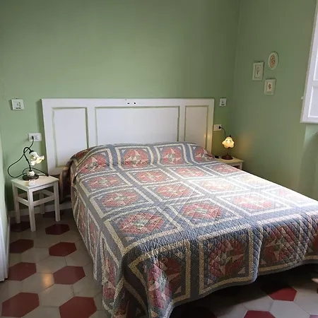 L'acero Rosso بيت ضيافة 3*
